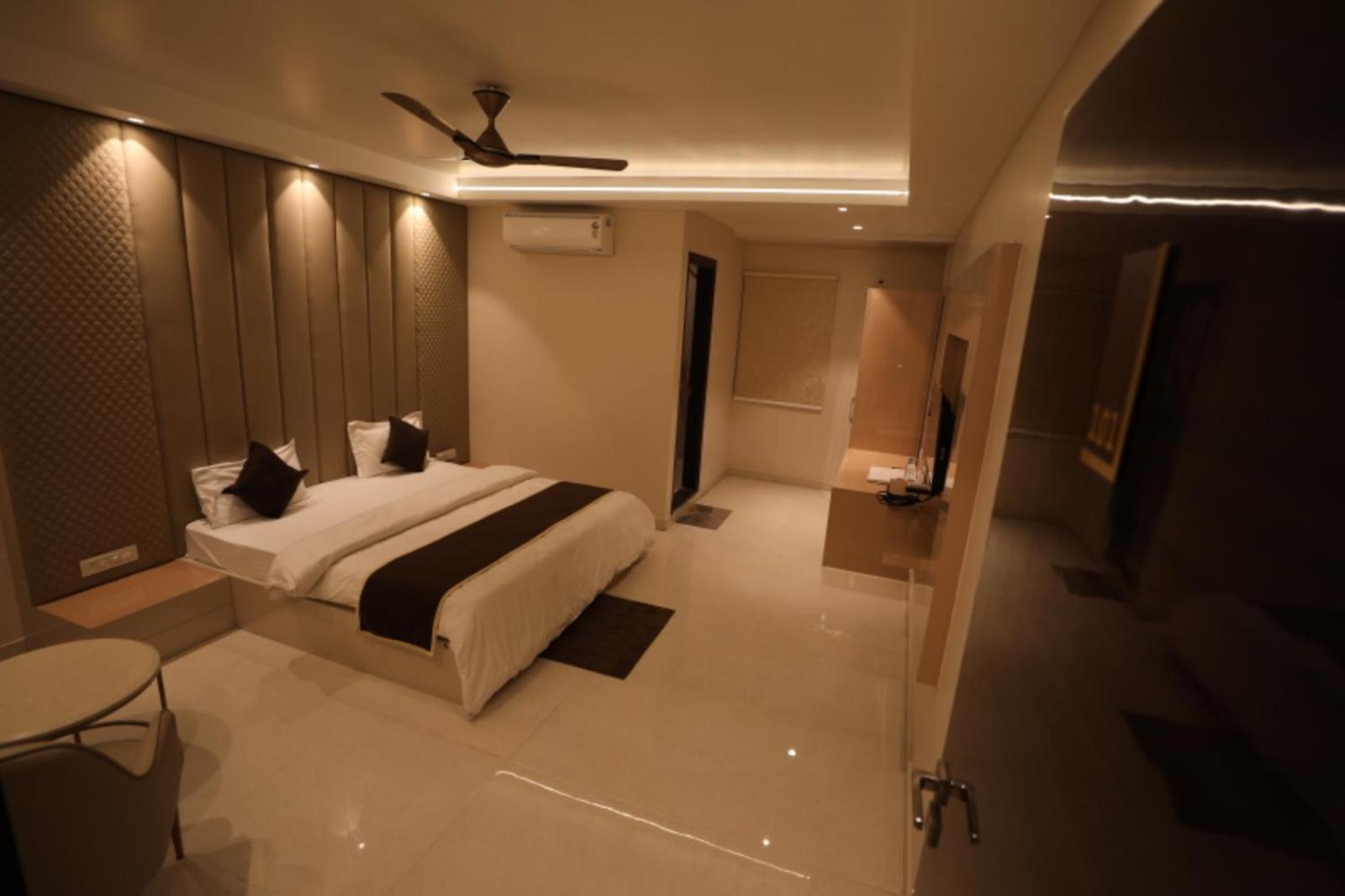 Hotel Maya Crystal Juhi Bari 外观 照片