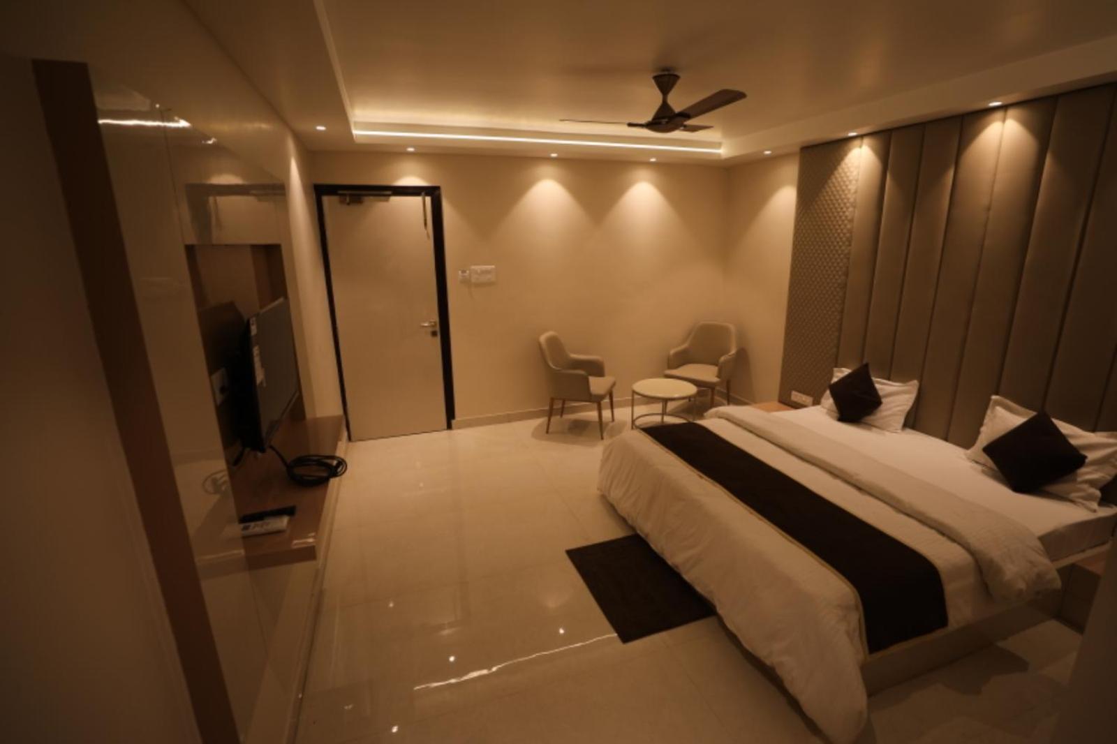 Hotel Maya Crystal Juhi Bari 外观 照片